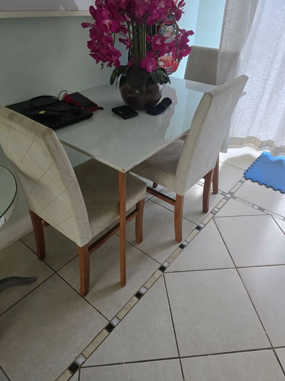 Vendo Mesa c/ 4 cadeira