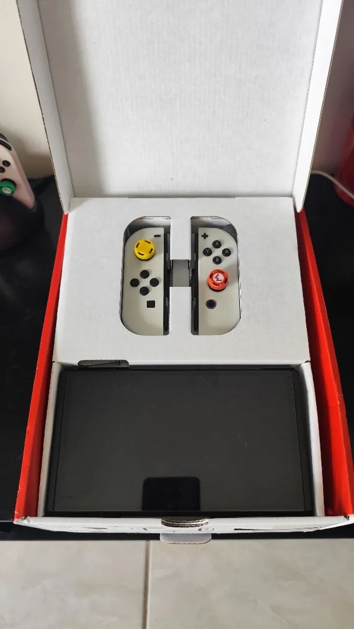 Nintendo switch oled 64gb na caixa com 4 joycons e acessorios - Foto 3