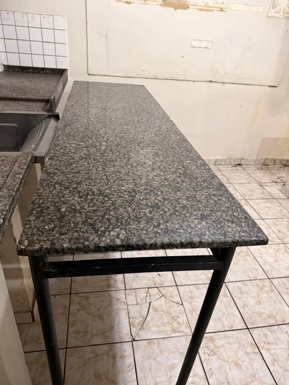 Mesa Bancada de Granito 2,10m com Estrutura Metálica - Foto 2