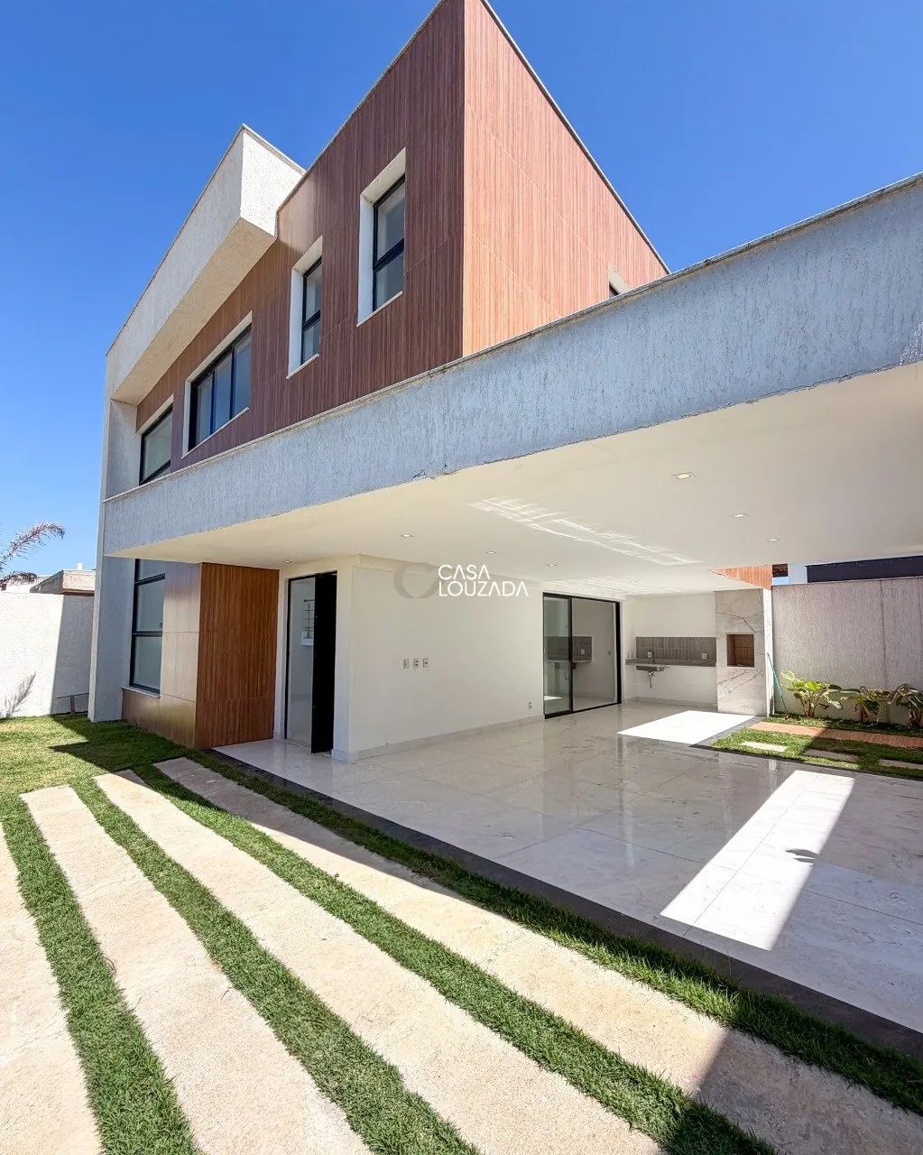 Casa duplex 03 quartos com 01 suíte e lazer privativo em Morada do Sol