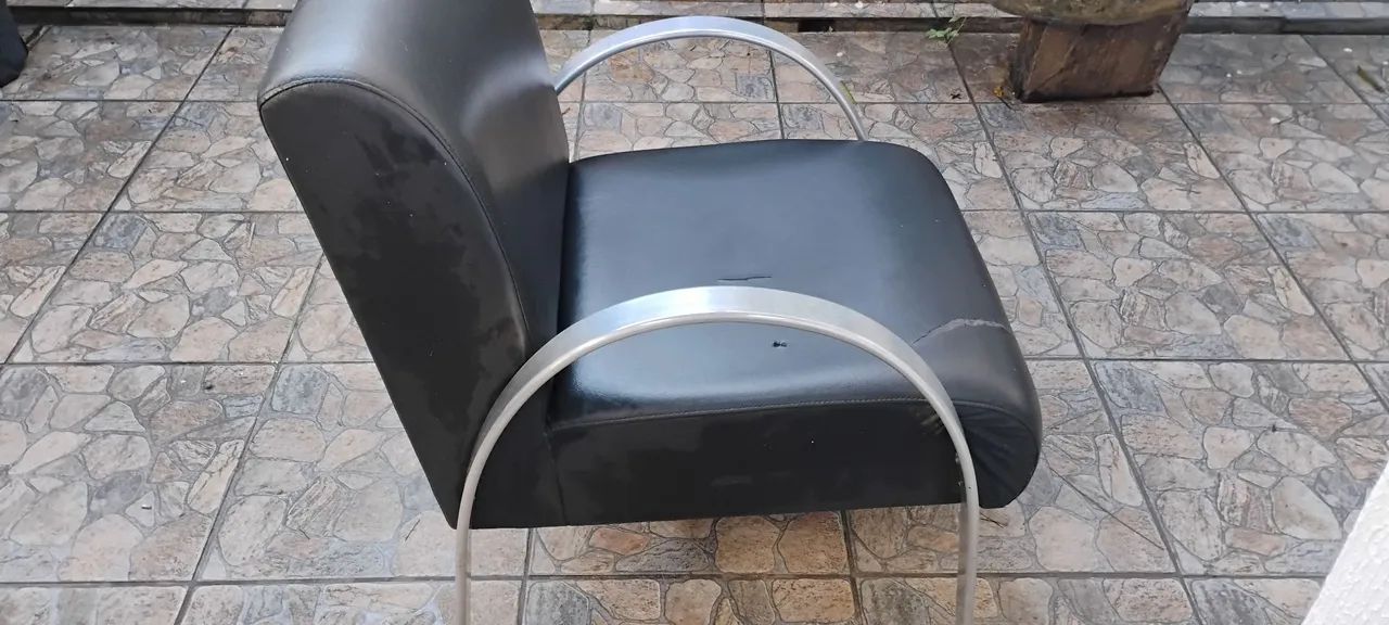 4 poltronas (a unidade está R$ 200,00)