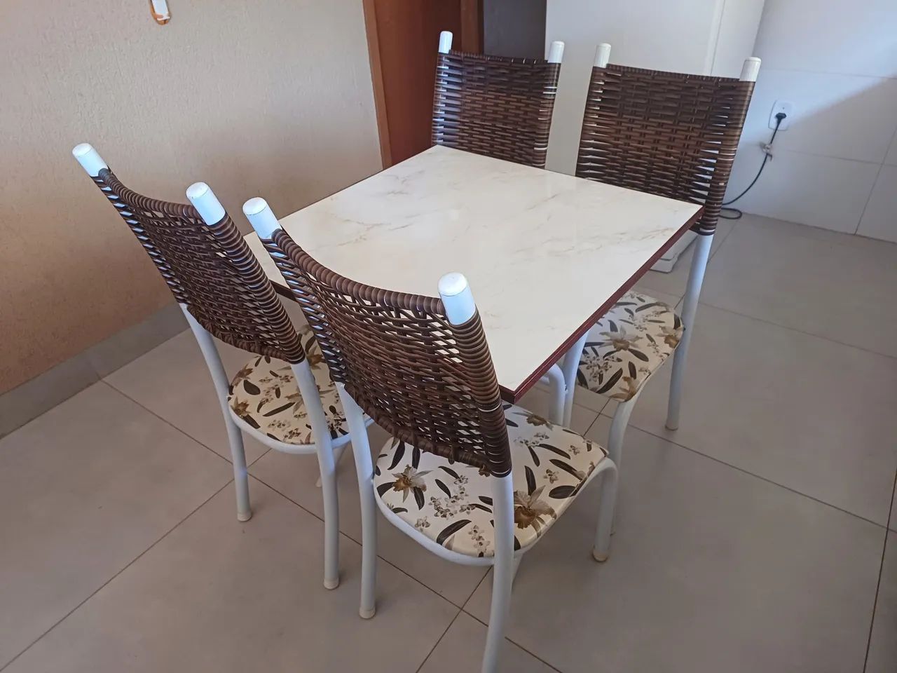 Mesa com cadeiras - Foto 4