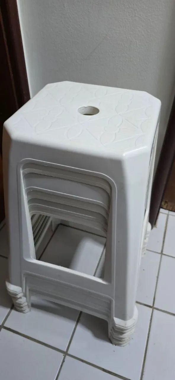 6 banquinhos de plástico  - Foto 2