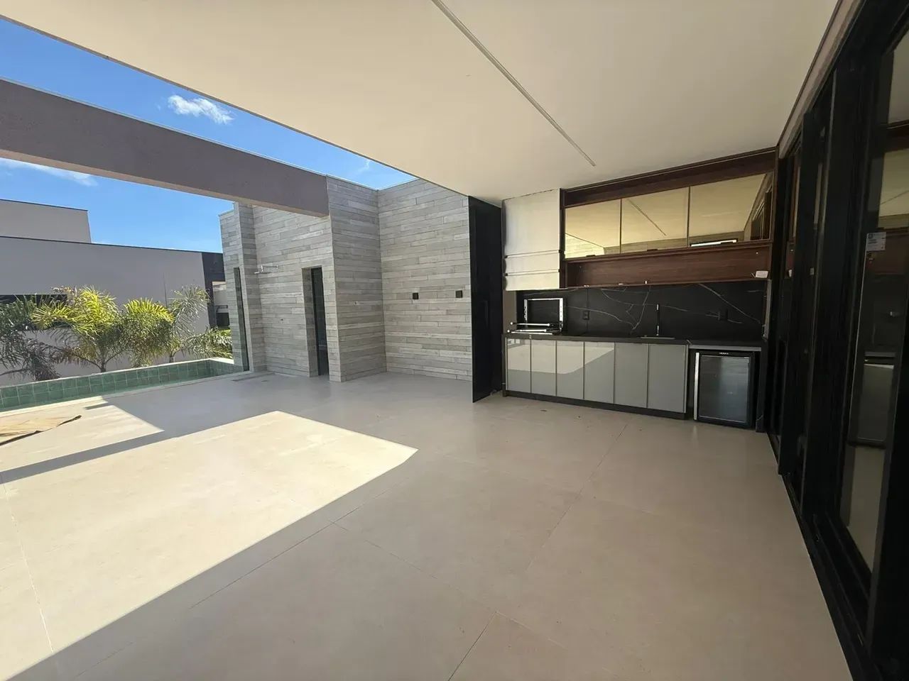 Esta residência une sofisticação, conforto e sustentabilidade em um projeto linear moderno - Foto 4