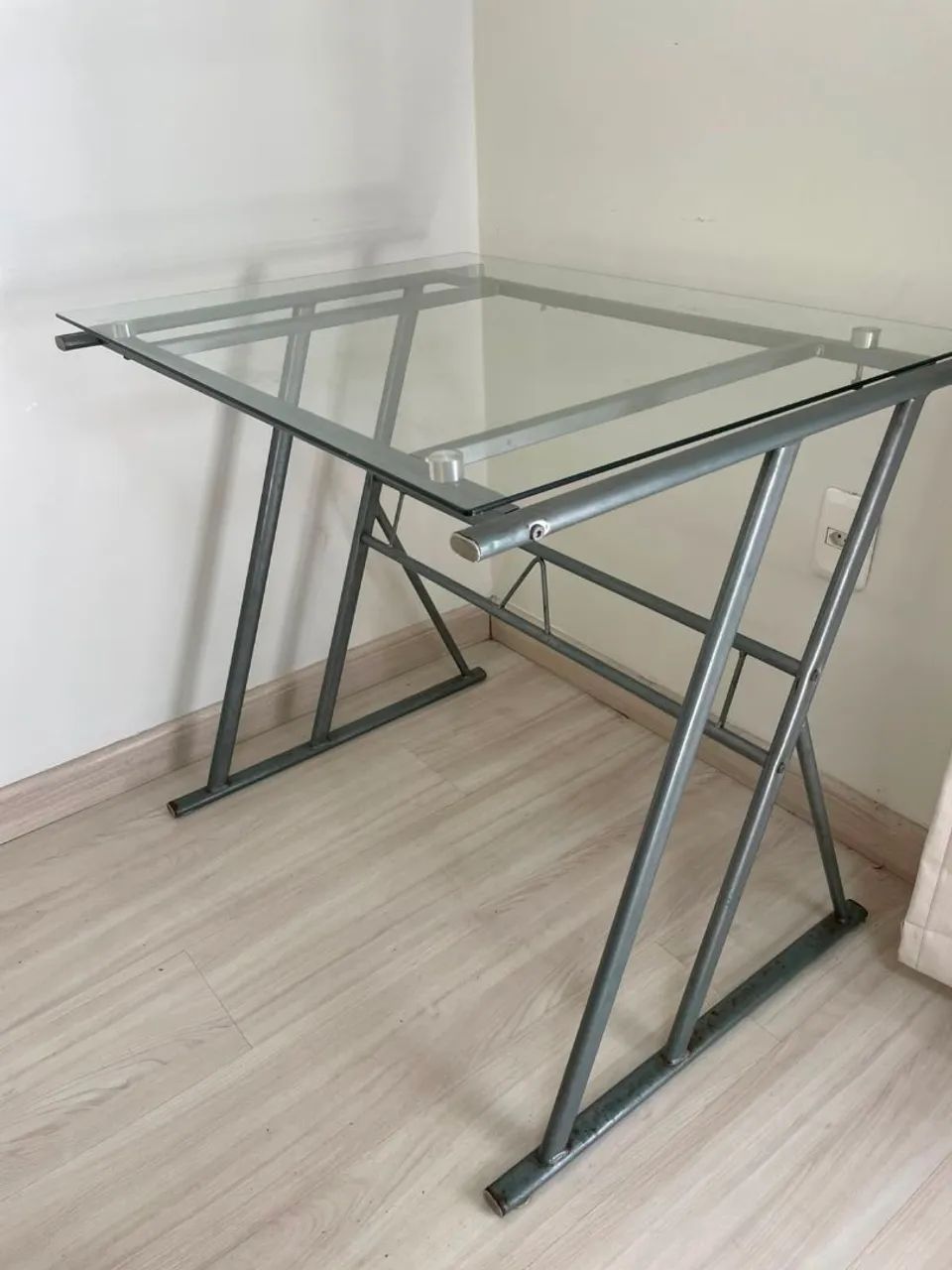 Mesa de vidro e metal  para escritório 