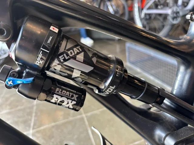 Bicicleta Seminova Specialized Turbo Levo G3 Comp Carbon  - Foto 3