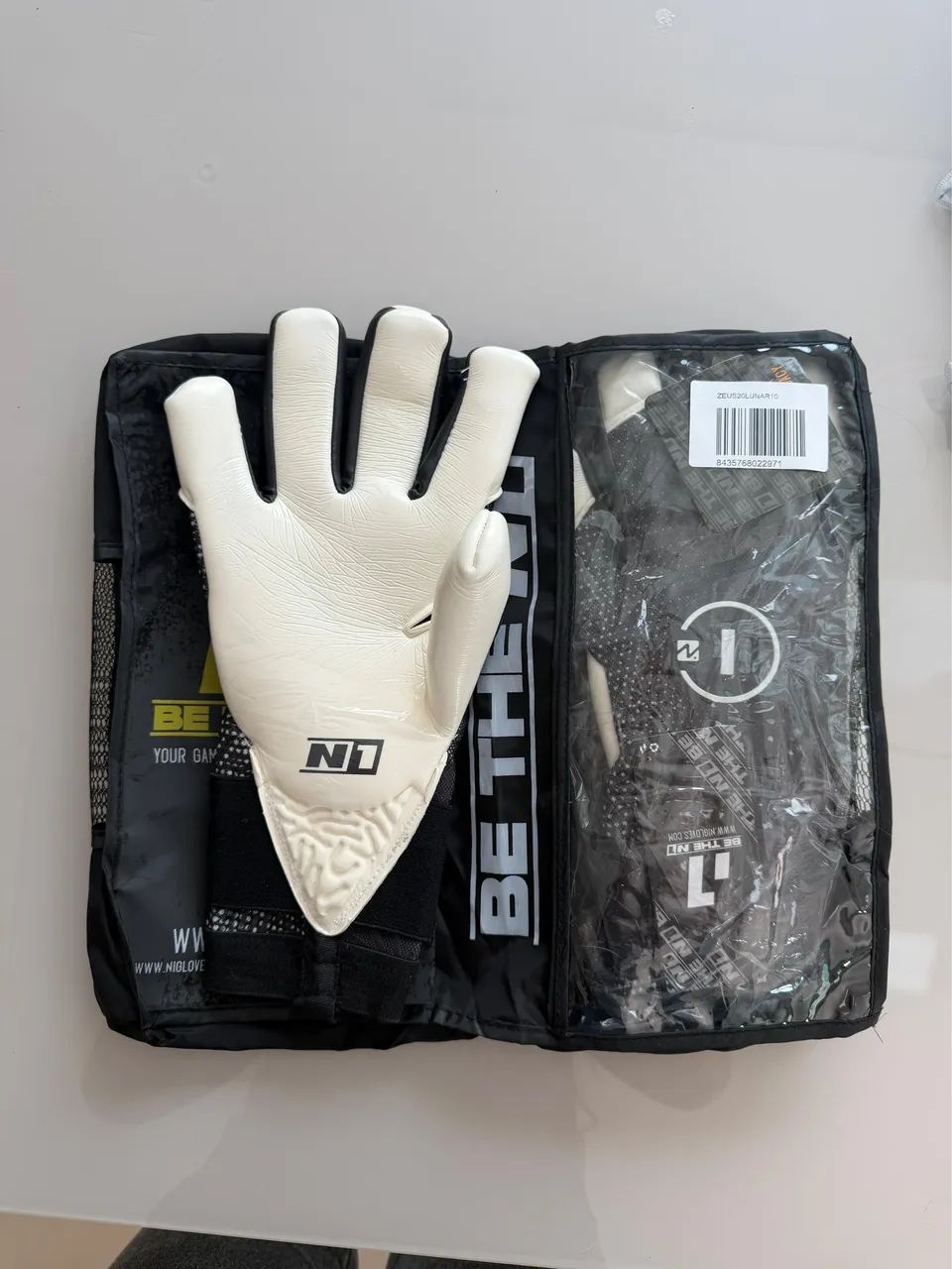 Luva de goleiro Profissional N1 Zeus 2.0 Lunar cor preta tamanho 9