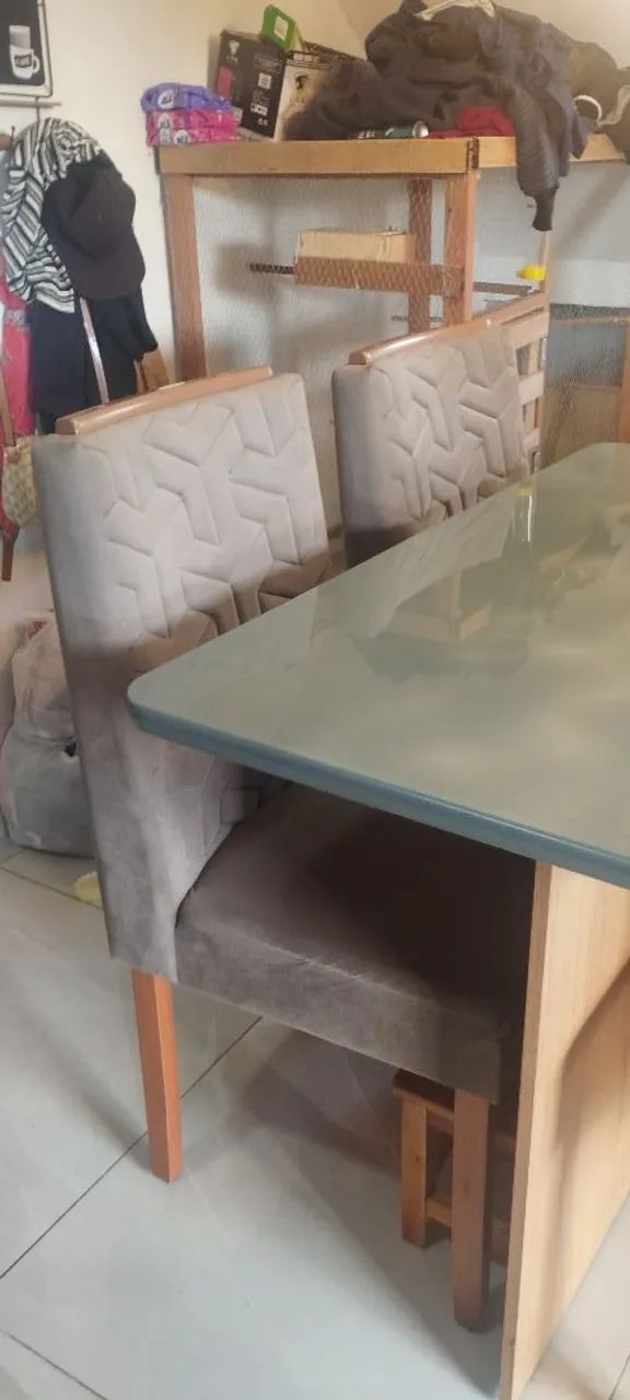 Mesa tapa de vidro com 4 cadeiras semi nova - Foto 3