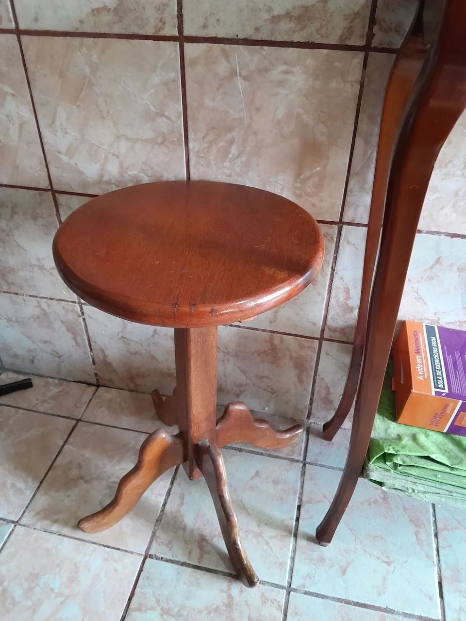 Mesa redonda de madeira