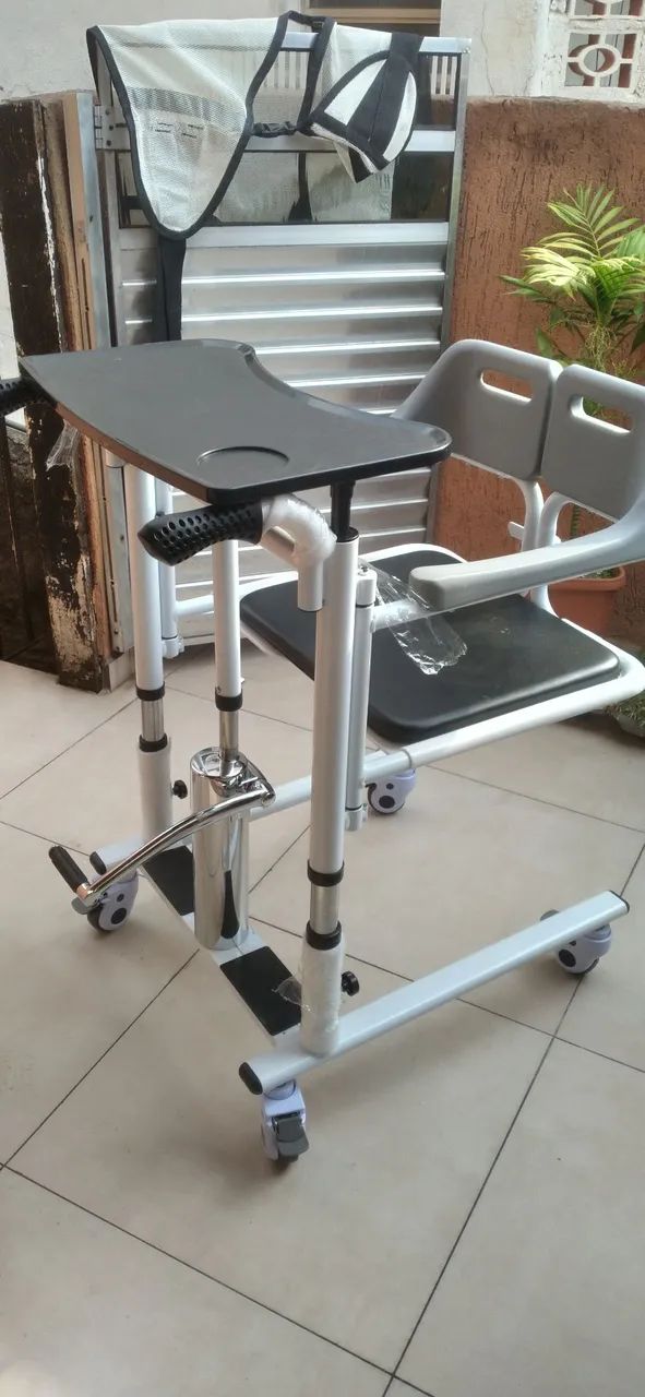 Vendo cadeira de transferência e cadeira de banho - Foto 2
