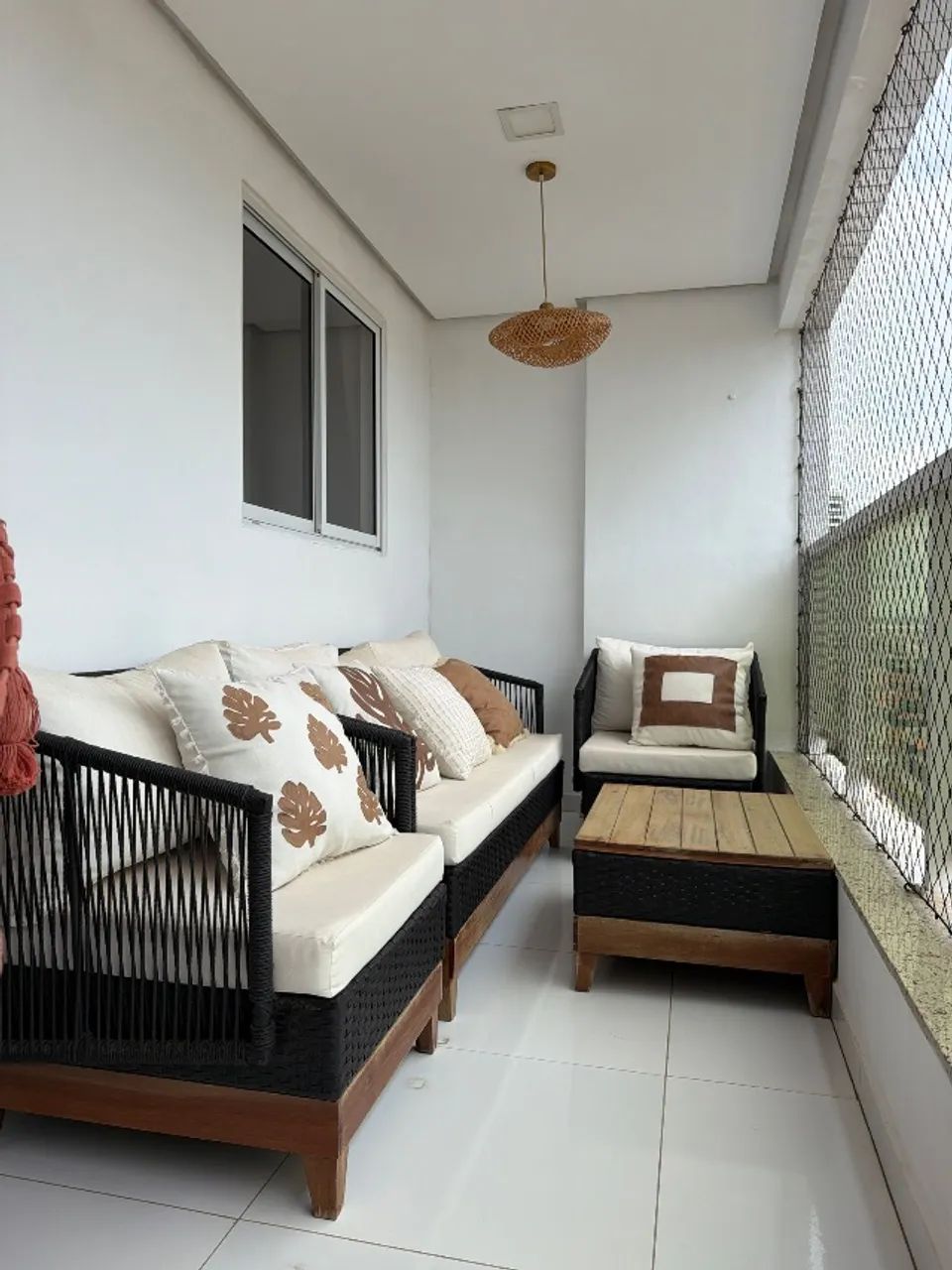 Conjunto de poltronas e mesa de centro 