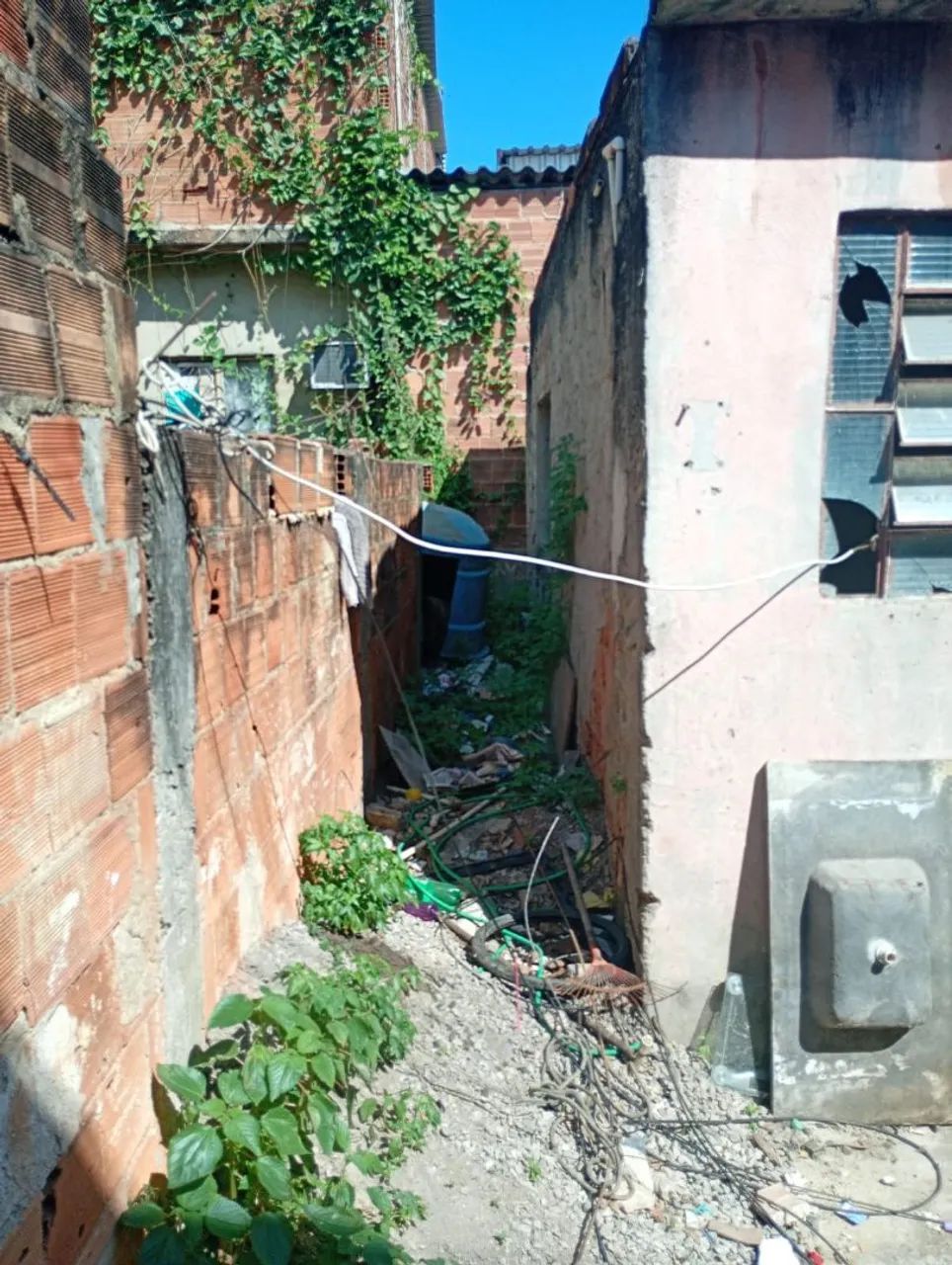 Terreno com casa em obra.                 