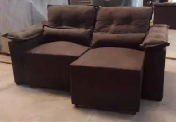 Sofá retrátil e reclinável,medida 1,80m,preço R$1.400 ;contato *