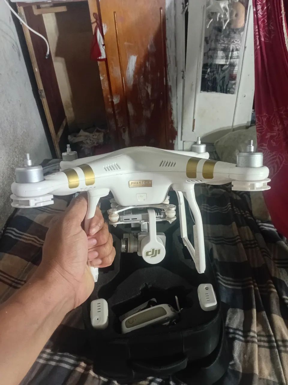 Drone dji phantom 3 4k com bateria nova voando mas na da dando imagem 