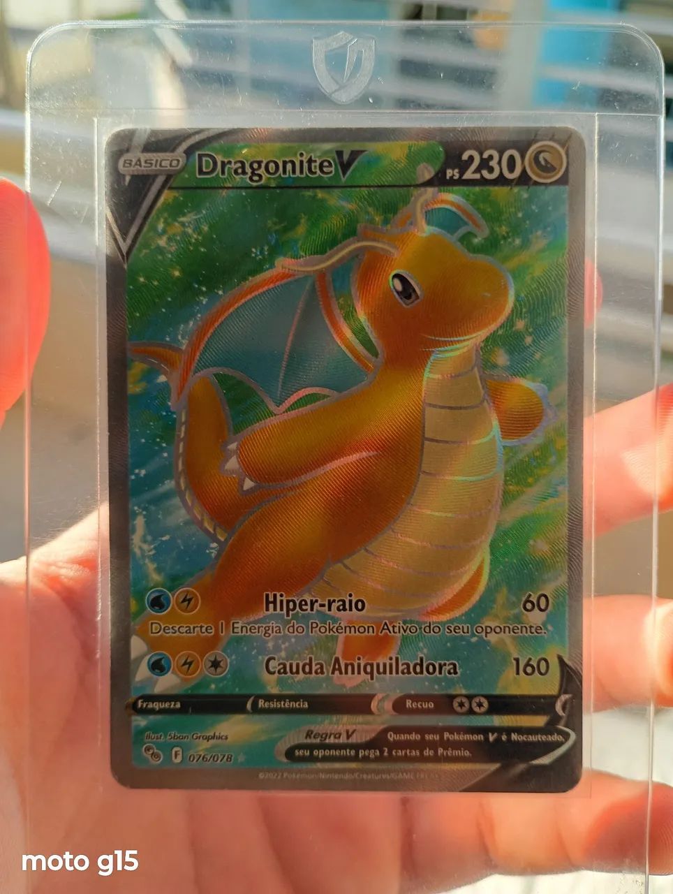 Dragonite V, carta pokémon original.