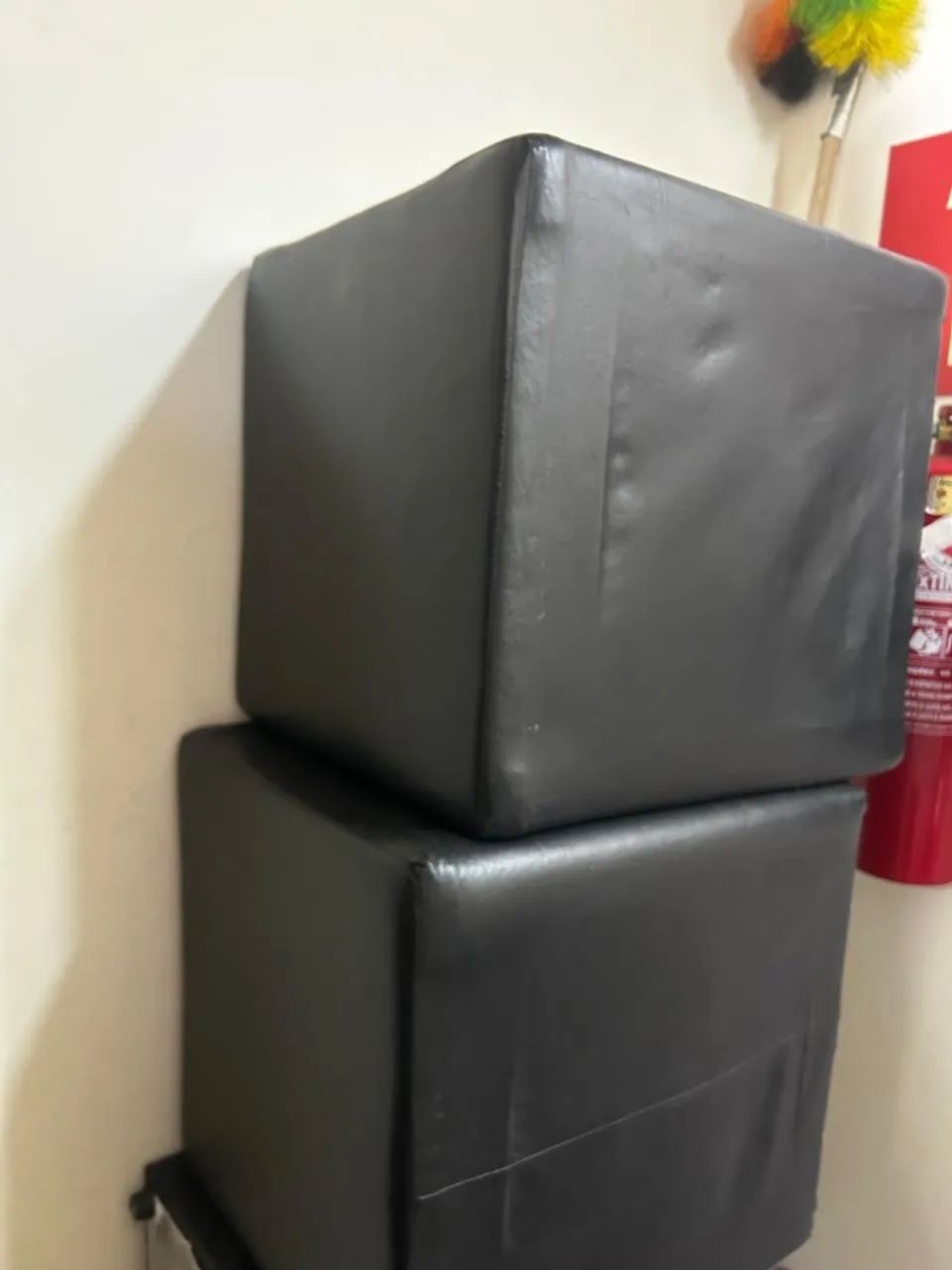 Vende-se 4 Puffs Pretos - Foto 2