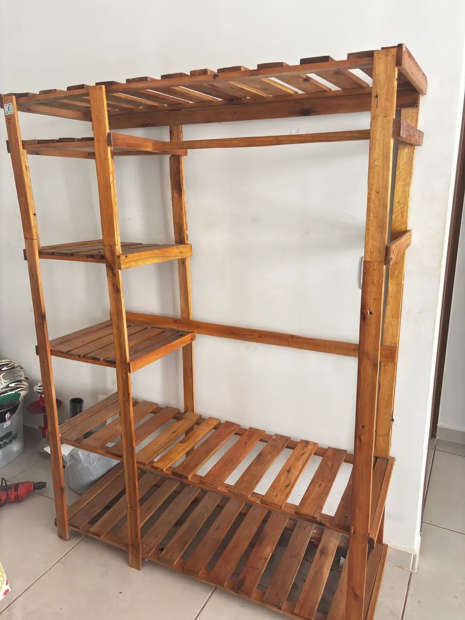 Arara de roupa de madeira - Foto 2
