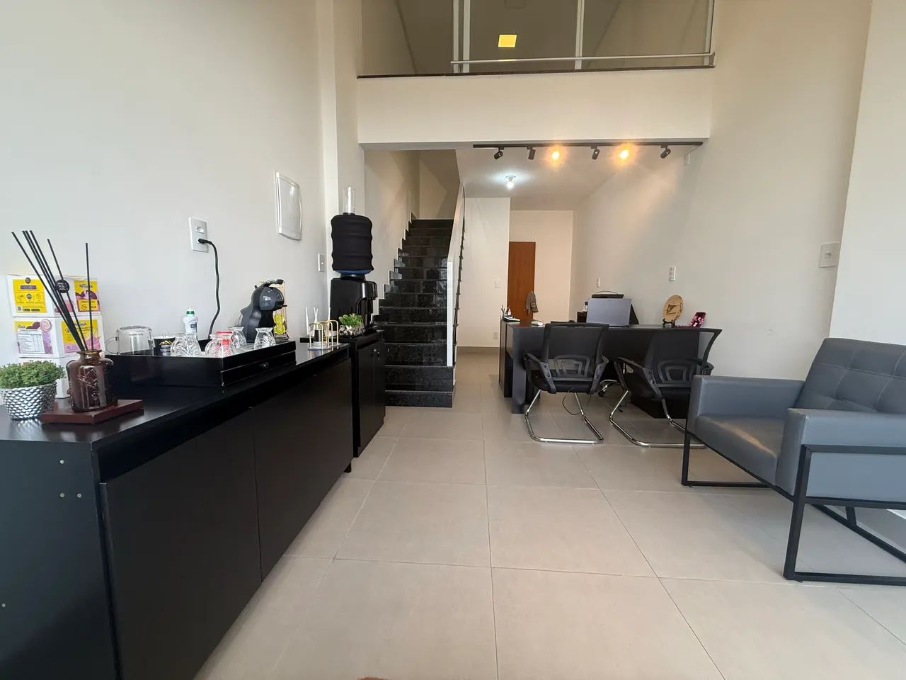 Loja comercial mobiliada com mezanino no bairro Conceição
