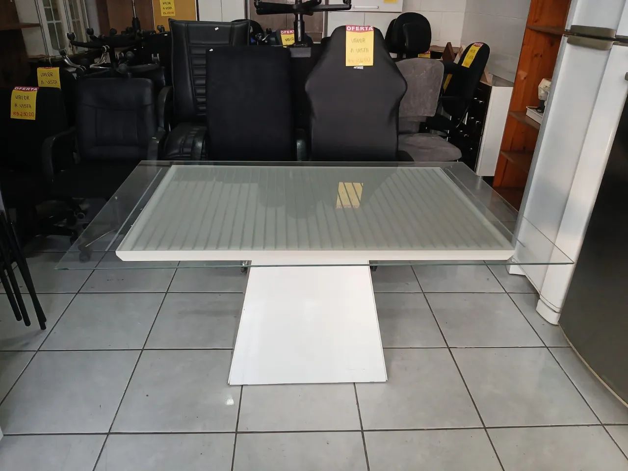 Mesa de jantar com tampo de vidro base de madeira semi nova conservada - Foto 2