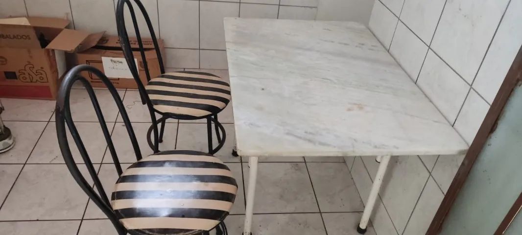 Mesa tampa de mármore  com duas cadeiras.