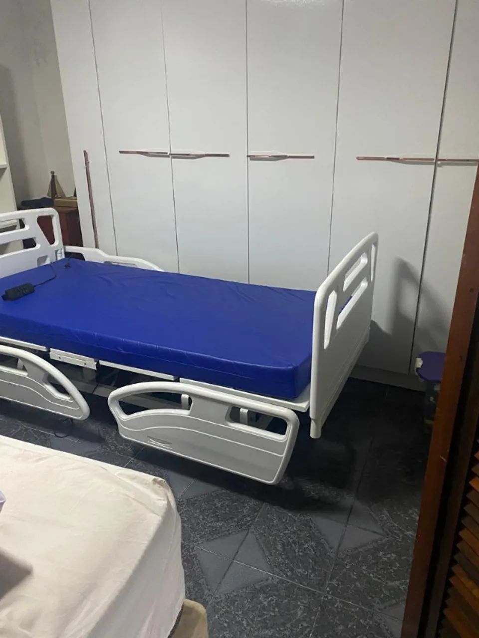  Vendo Cama Hospitalar Elétrica- semi nova em perfeitas condições - Foto 4
