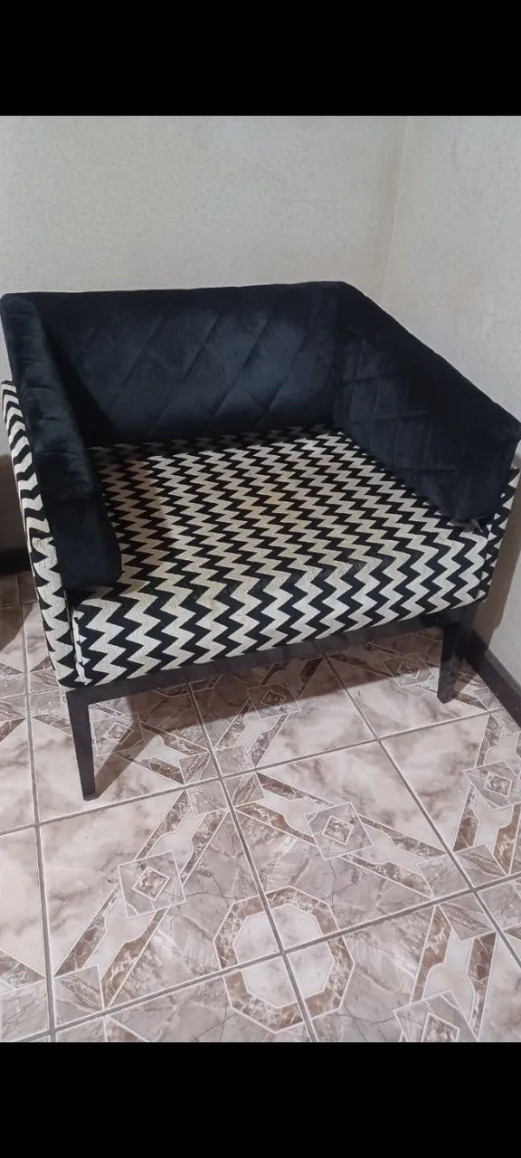 Disponível 2 Poltronas valor de cada uma.