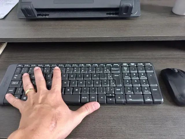 Combo Teclado e Mouse sem fio Logitech MK220 Layout ABNT2