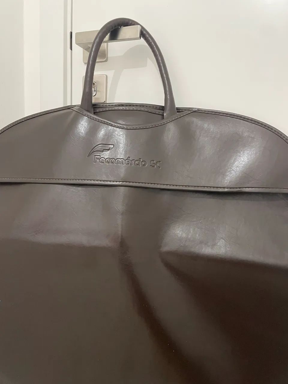 Porta-Terno Executivo em Couro - Elegante e Conservado - Foto 2