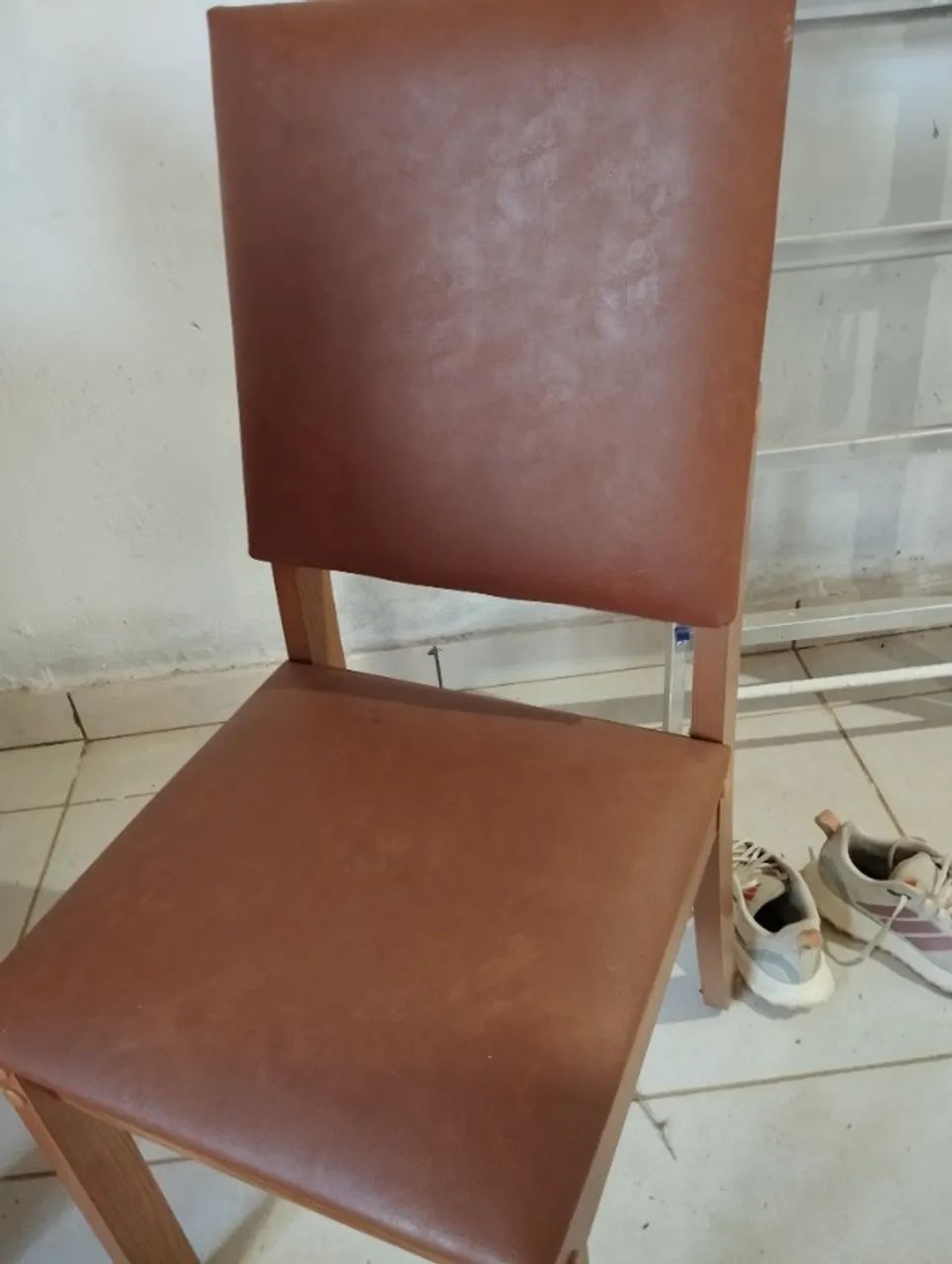 Mesa de baixo do vidro tem uma madeira branca.  - Foto 4