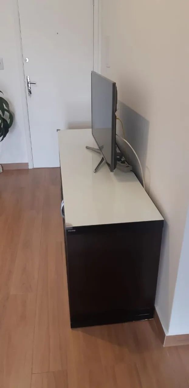 Rack amadeirado com tampo vidro - Foto 4