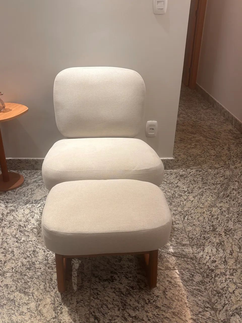 Poltrona de linho com pé em madeira maciça - Marca Me and Home 