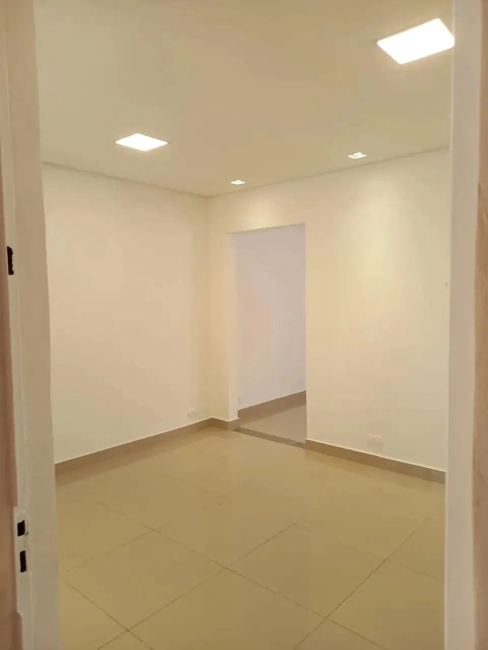 Sala Comercial para Alugar Com 2 Ambientes 39m² Frente ao Shopping Palladium -Água Verde-  - Foto 3