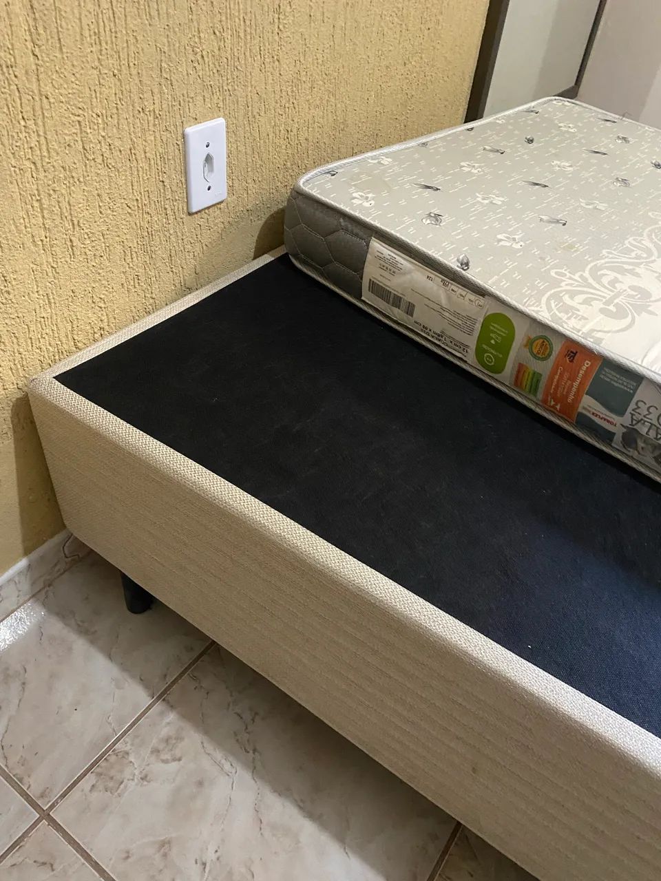 VENDO CAMA BOX DE SOLTEIRO *COM COLCHÃO*