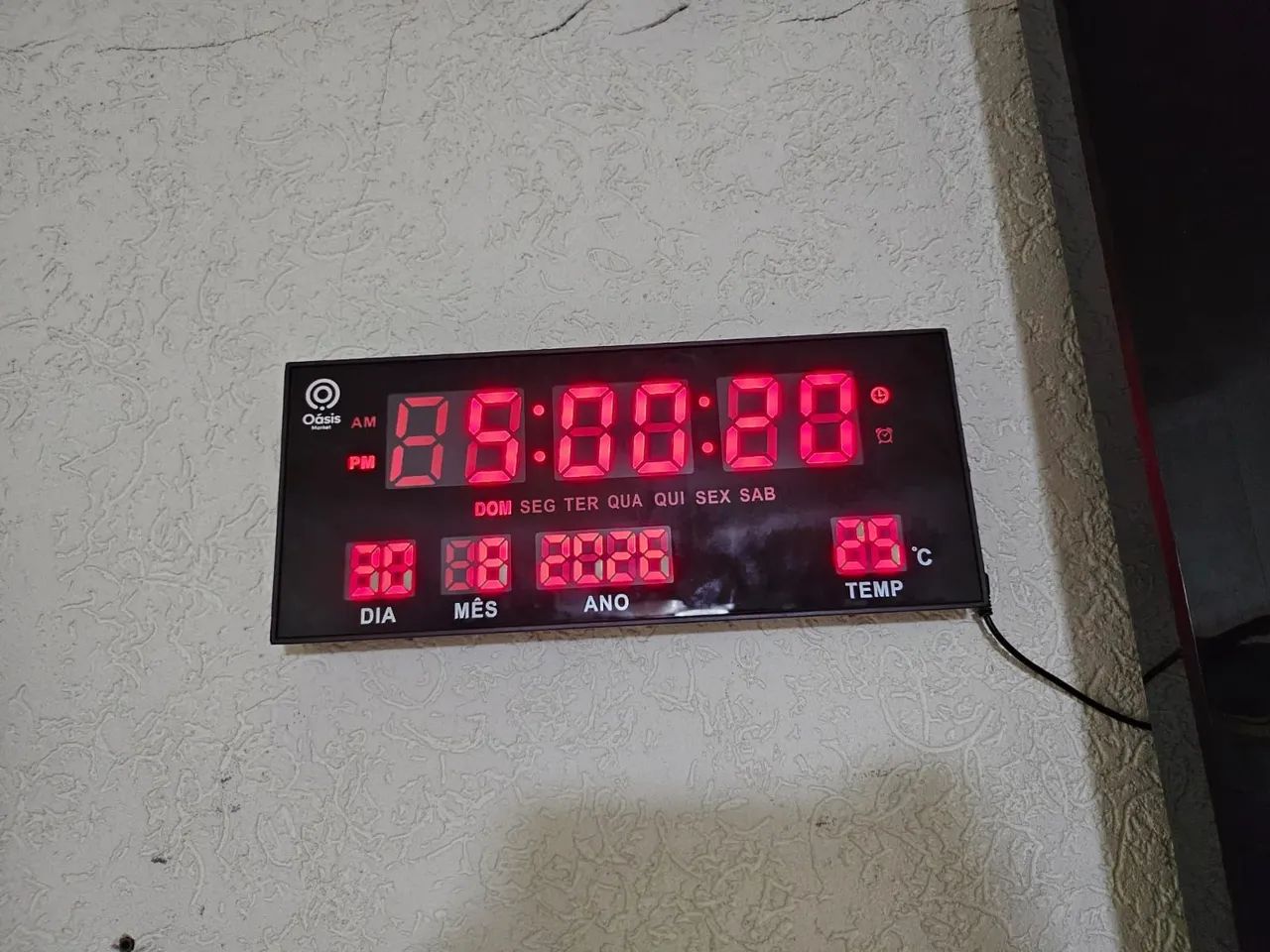 ? Relógio Digital de Parede Oásis Market - Data + Temperatura