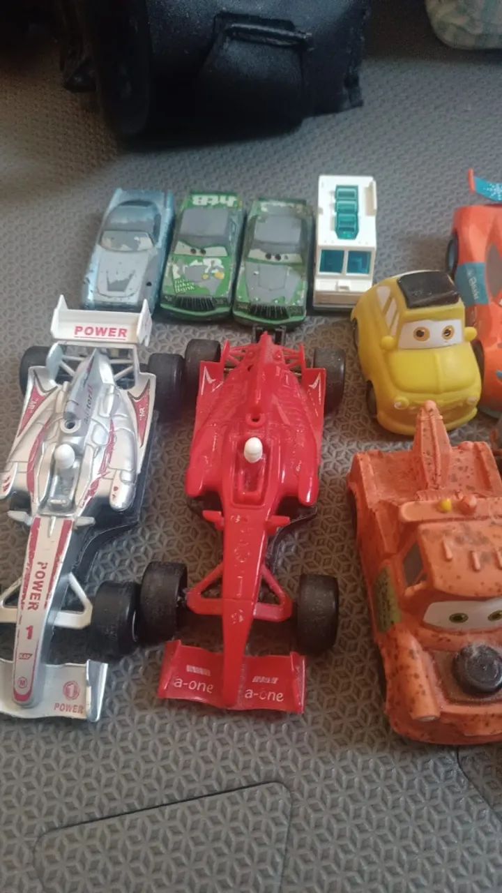 18 Carrinhos de brinquedo da serie Carros e outros USADOS - Foto 3