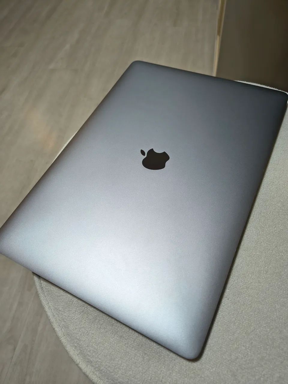 MacBook Pro 15 c/ Touch bar - 2017 i7, 16 GB RAM e bateria com 174