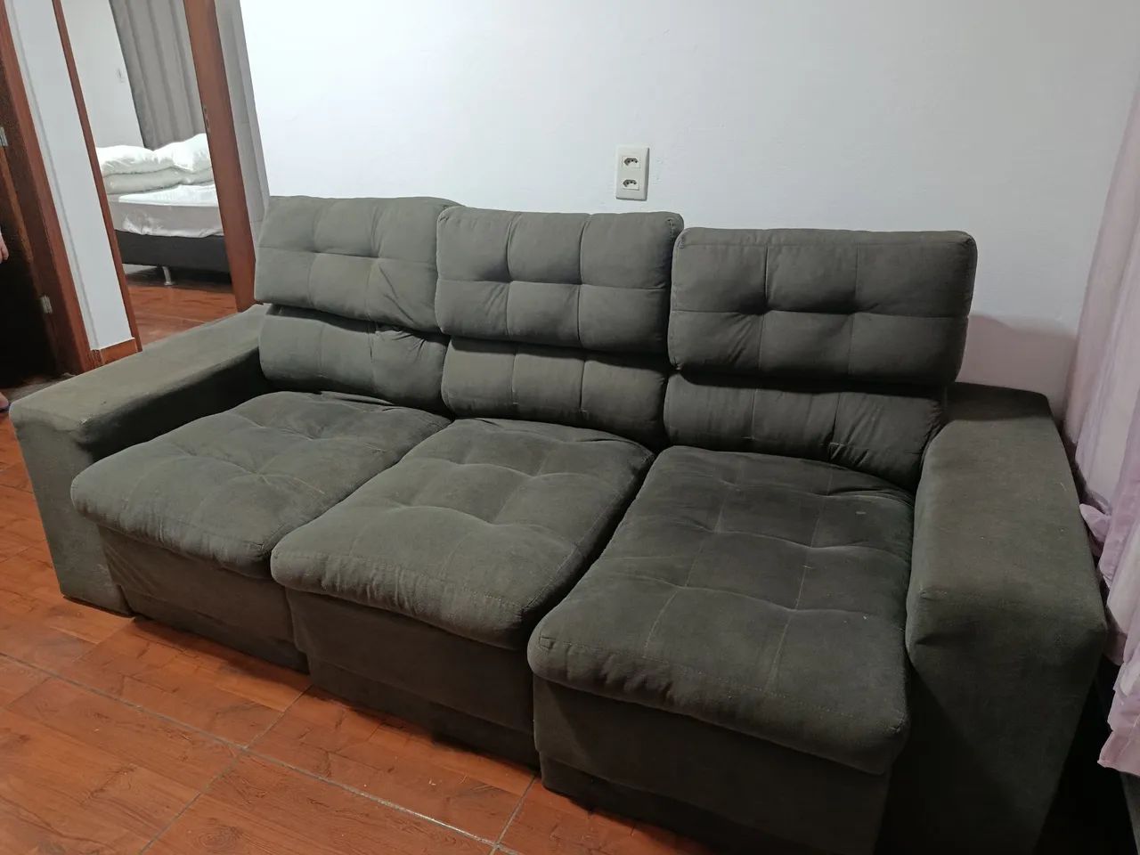 Vendo sofá com marcas de uso  