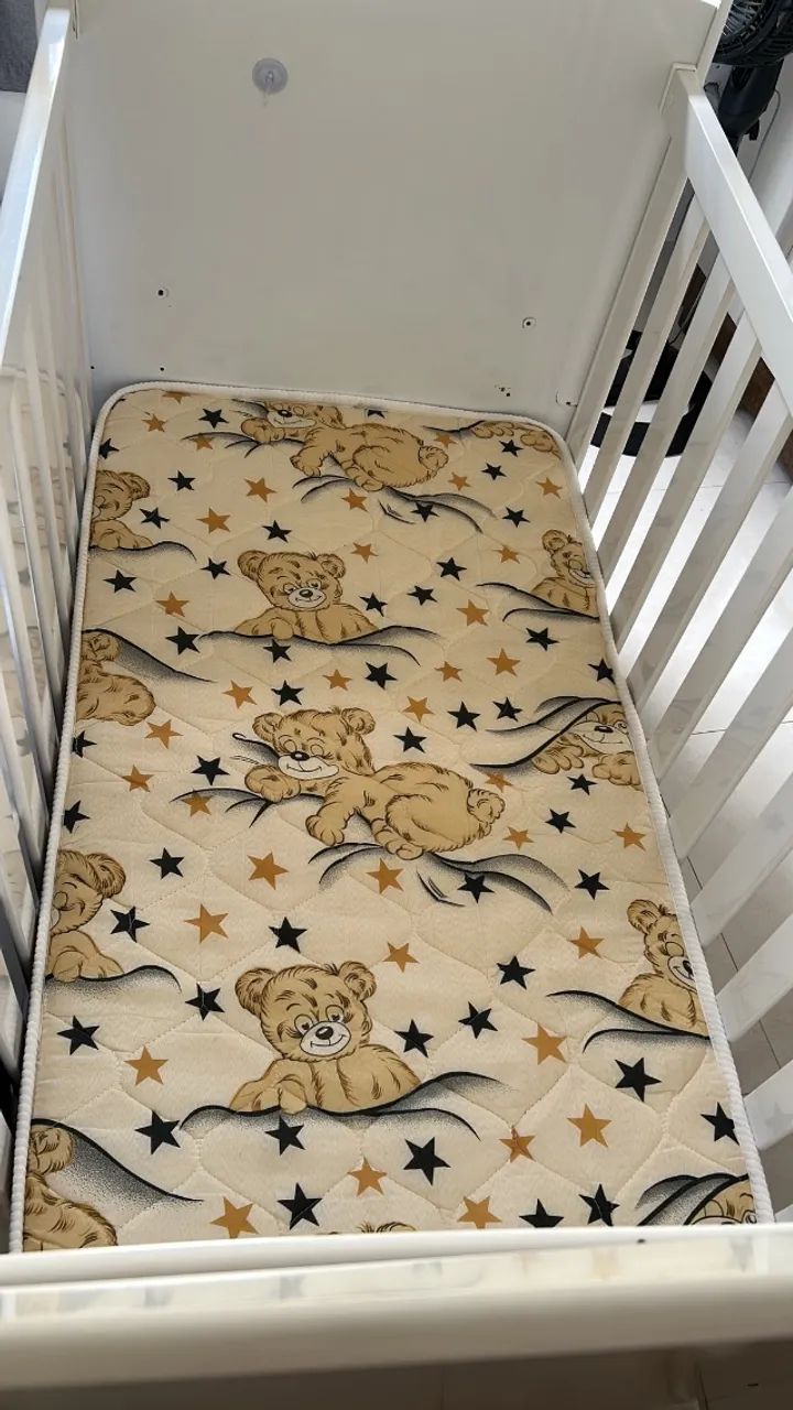 Berço que vira cama e sofa com colchão 