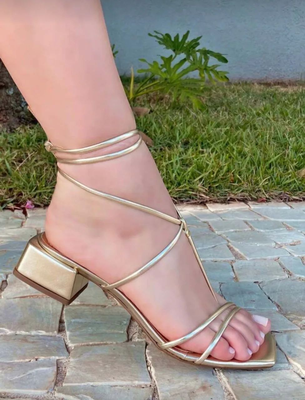 Sandália dourada de amarração SHEIN