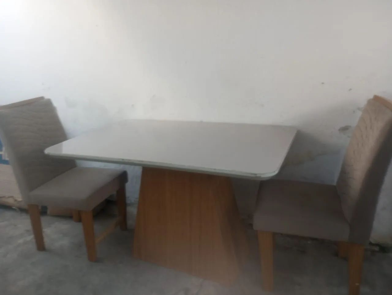 Mesa com 4 cadeira 