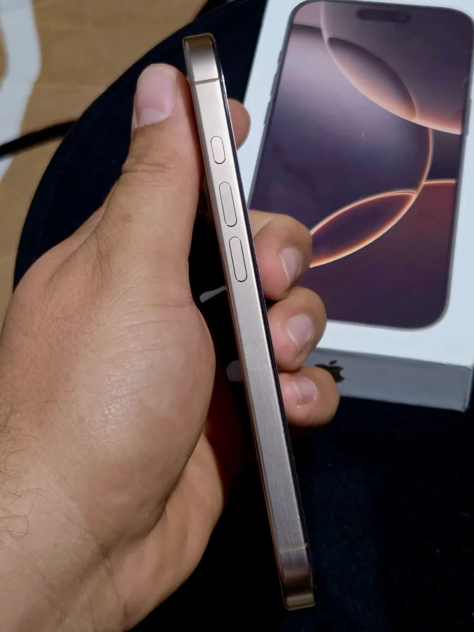 Vendo IPhone 16 pro Titanium Desert - Foto 2
