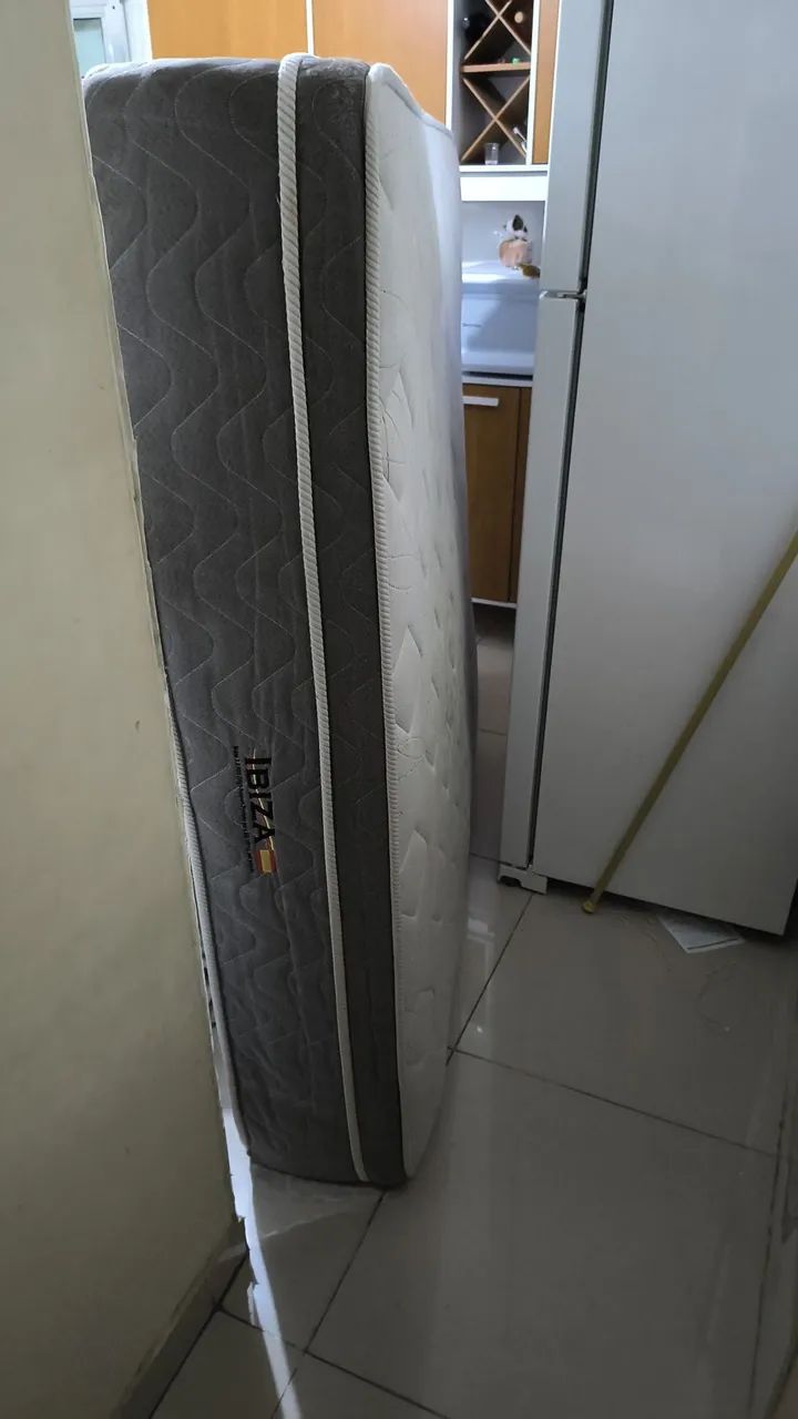 Cama box Bi partido Queen size com colchao, e colchão king size usado.  - Foto 4