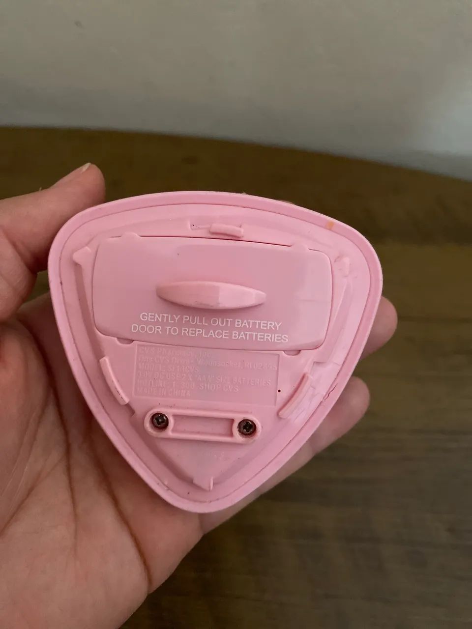 Massageador facial em silicone funciona com pilhas palito  - Foto 3