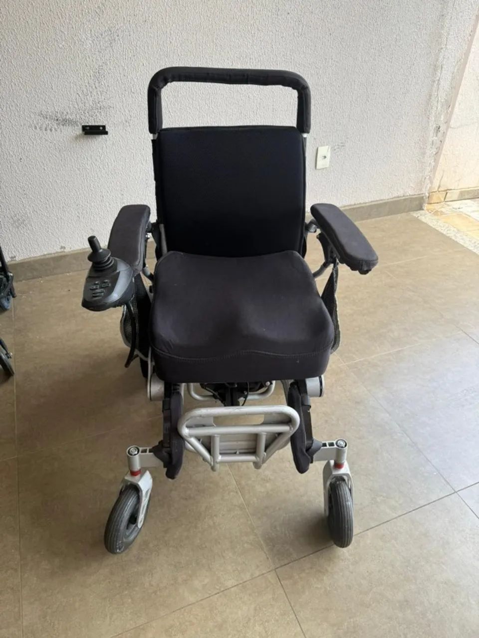CADEIRA DE RODAS ELÉTRICA COM FECHAMENTO AUTOMÁTICO