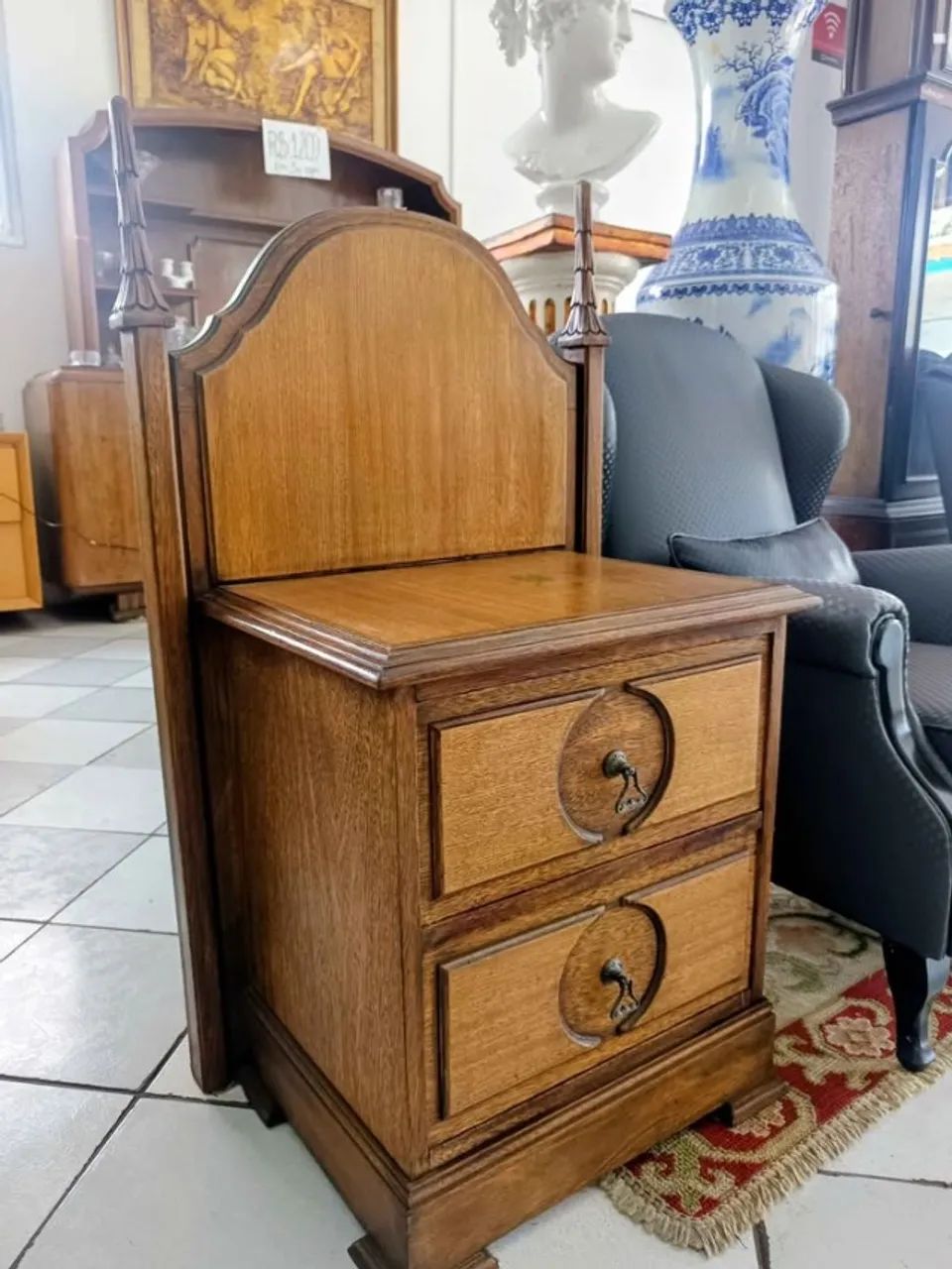 Mesa de Cabeceira antiga com duas gavetas