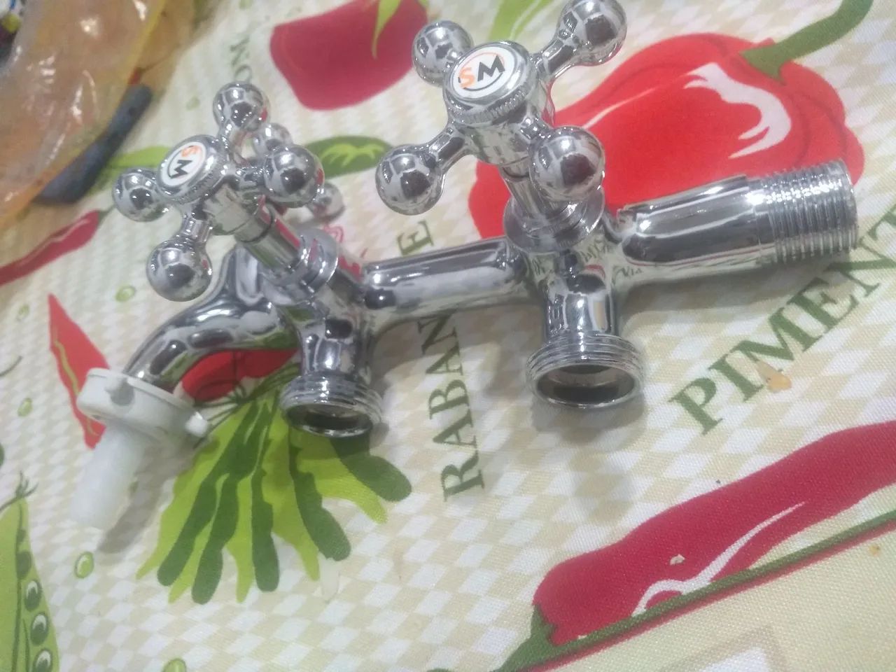 Vendo uma torneira de metal original de três pônto motivo da venda comprei nova mas errada