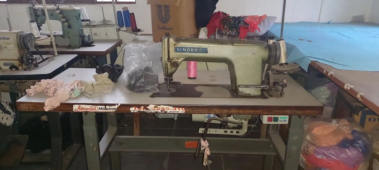 Máquina de costura reta industrial SINGER.