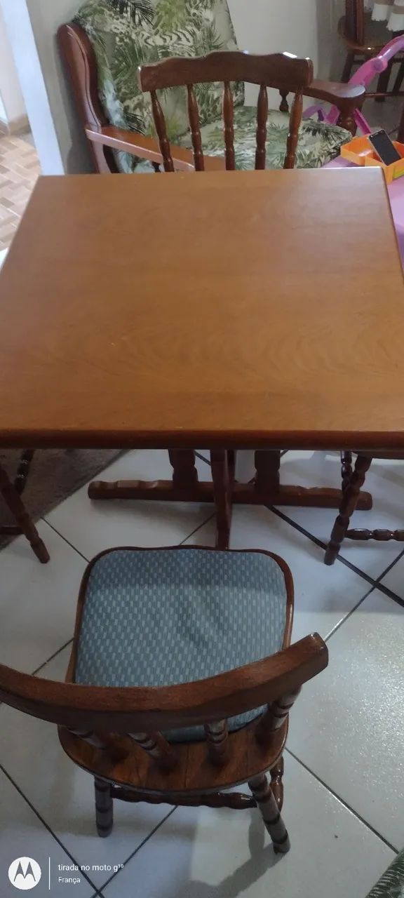 Mesa Quadrada de Madeira 