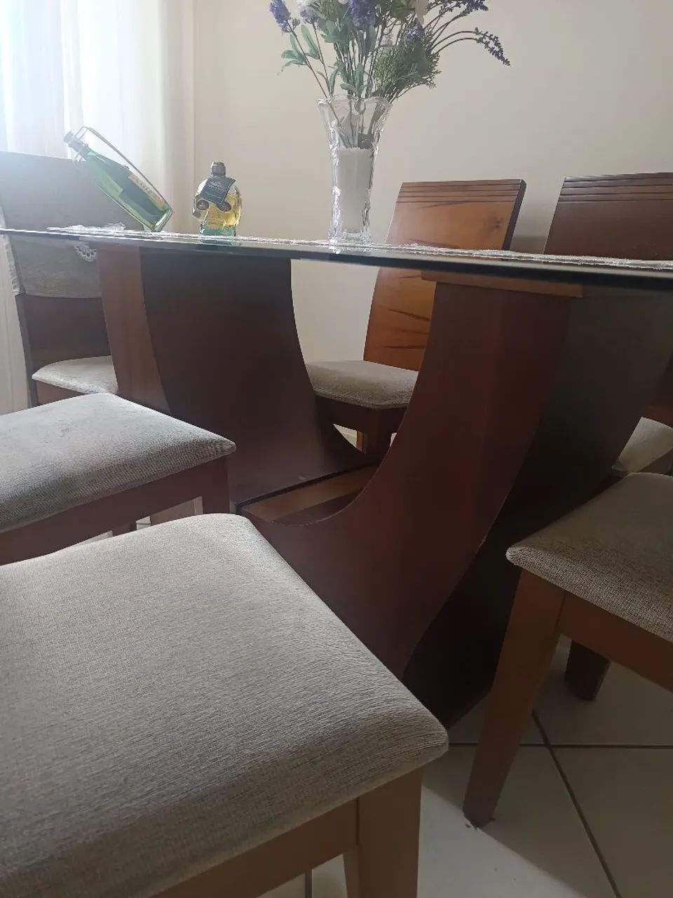 Mesa madeira com tampo de vidro com 06 cadeiras  - Foto 4