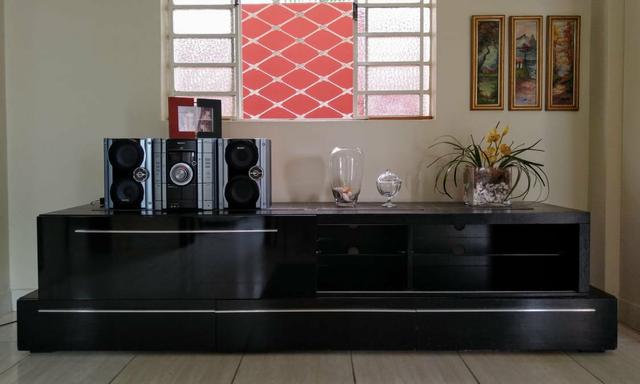 Rack em madeira maciça com Painel